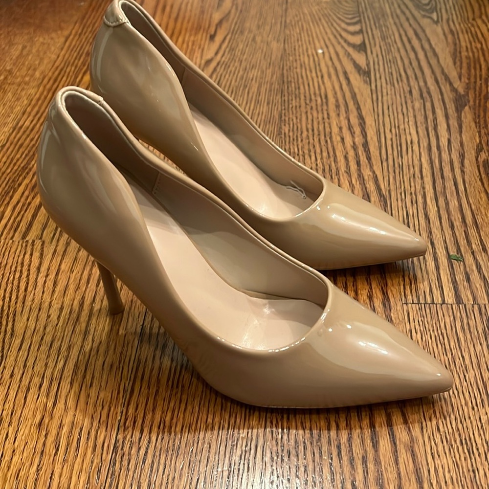 NEVER WORN 7.5 W US HEELS